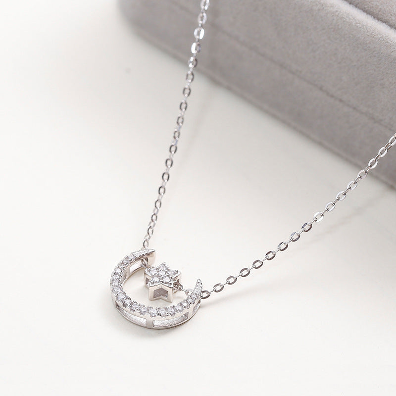 Damen Halskette mit mondförmigem Anhänger und funkelnden Zirkonia-Elementen Shop Nory