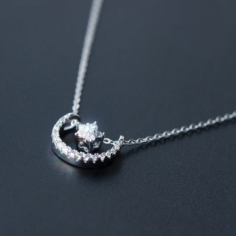 Damen Halskette mit mondförmigem Anhänger und funkelnden Zirkonia-Elementen Shop Nory