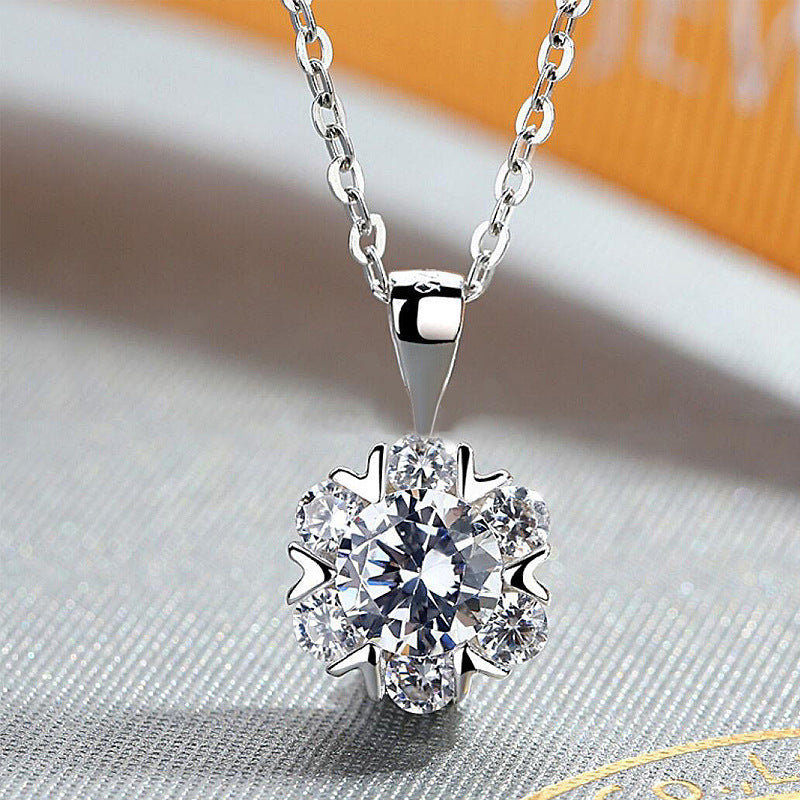 Damen-Halskette mit blühendem Schneeflockenanhänger und funkelnden Zirkonia Shop Nory