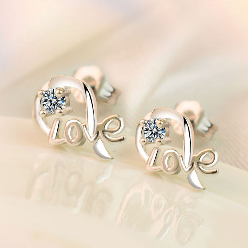 Damen Ohrstecker mit liebevoll gestaltetem "Love" Schriftzug und funkelnden Zirkonia Shop Nory