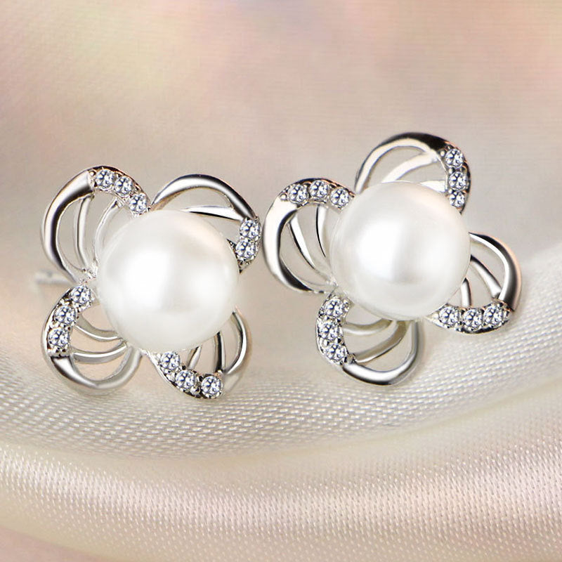 Damen Ohrringe mit elegantem Blütenmotiv und funkelnden Kristallen Shop Nory
