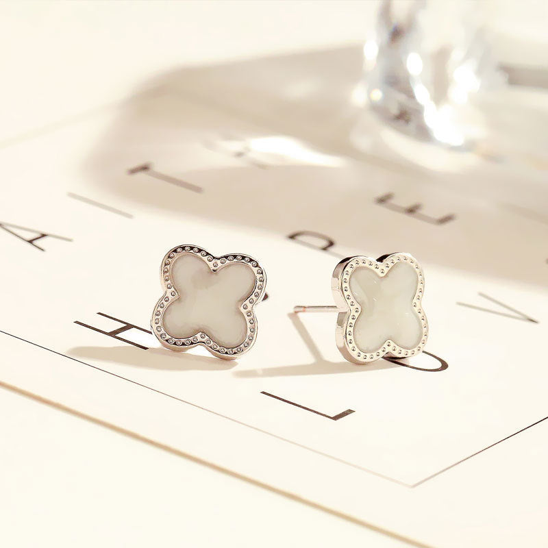 Damen Ohrstecker mit stilvollem Blumenmotiv und elegantem Design Shop Nory