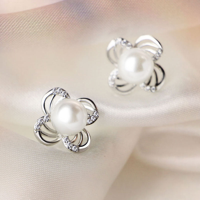 Damen Ohrringe mit elegantem Blütenmotiv und funkelnden Kristallen Shop Nory