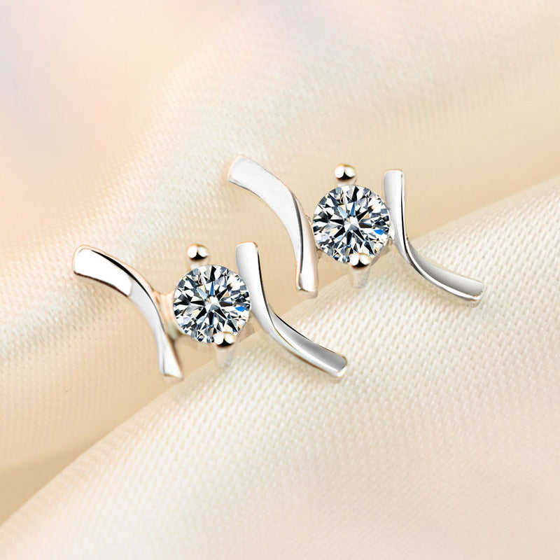 Damen Ohrstecker mit elegantem geschwungenen Design und funkelnden Zirkonia Shop Nory
