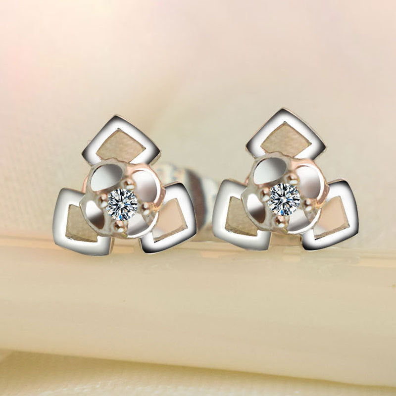 Damen Ohrringe mit floralem Design und funkelndem Kristall Shop Nory