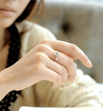 Damen eleganter Solitärring mit klassischem Zirkonia-Besatz Shop Nory