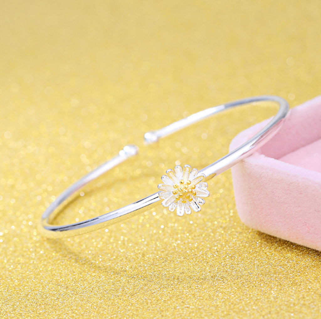 Damenarmreif mit verspieltem Blumenmotiv und funkelnden Kristallen Shop Nory