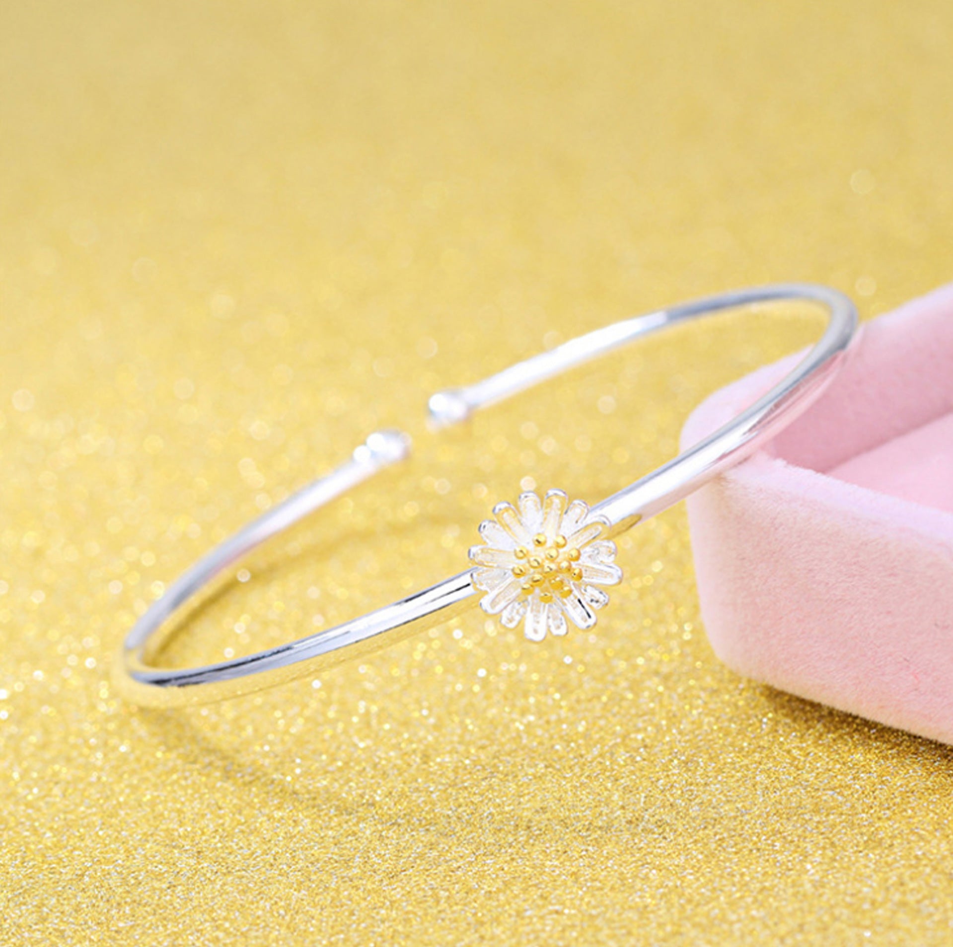 Damenarmreif mit verspieltem Blumenmotiv und funkelnden Kristallen Shop Nory