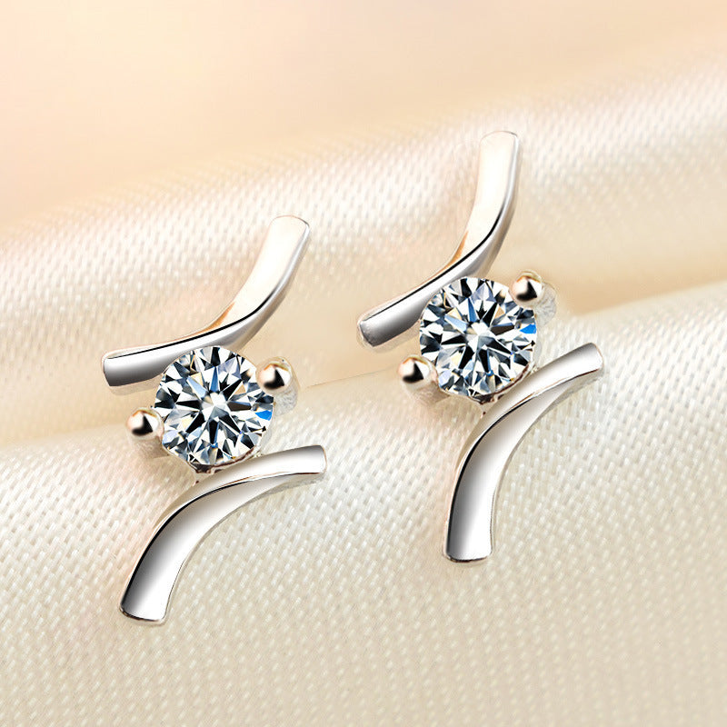 Damen Ohrstecker mit elegantem geschwungenen Design und funkelnden Zirkonia Shop Nory