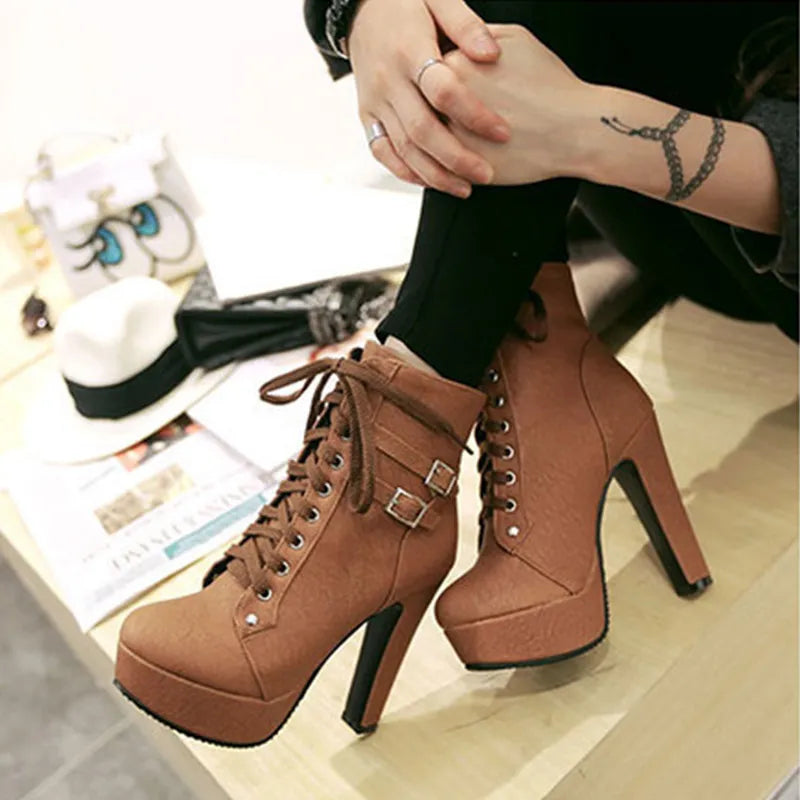 Schnürstiefel mit Gürtelschnalle