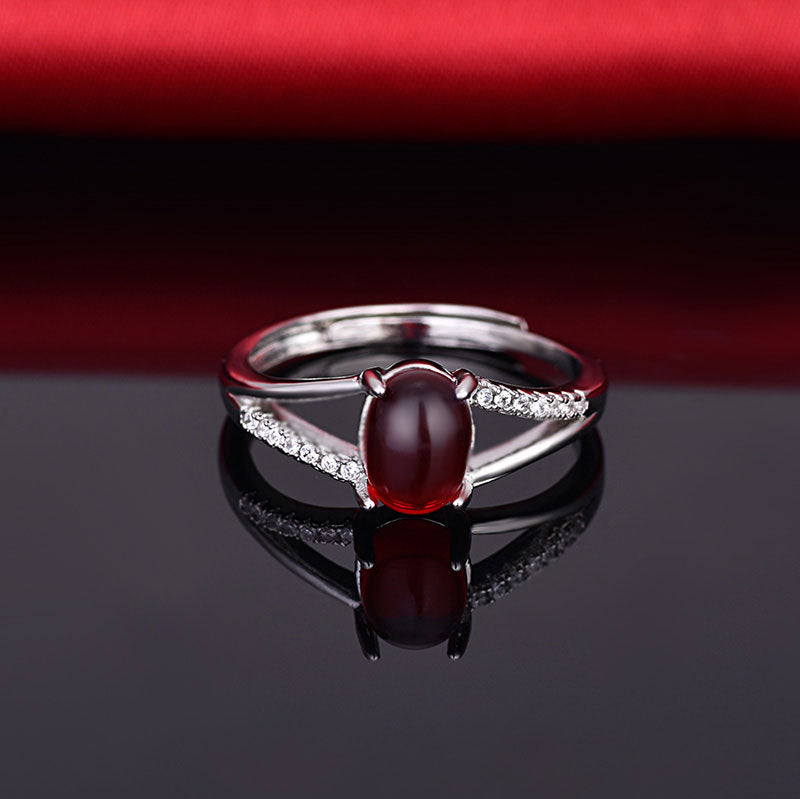 Damen eleganter Ring mit rotem Edelstein und funkelnden Zirkonia Shop Nory