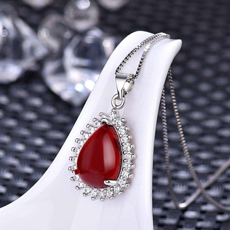Damen Elegante Halskette mit tropfenförmigem Jade-Anhänger und Zirkonia Shop Nory