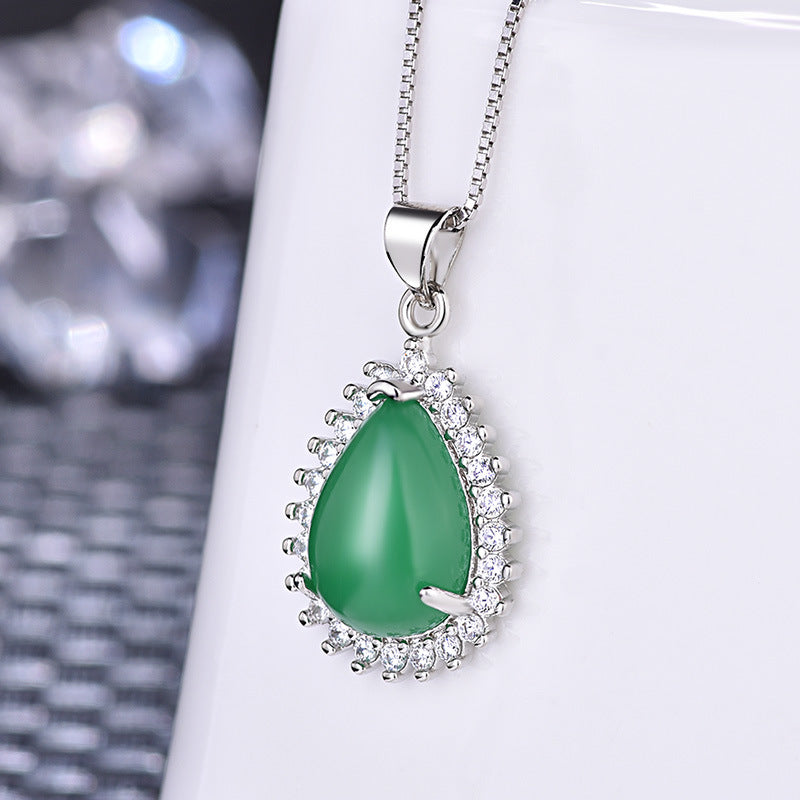 Damen Elegante Halskette mit tropfenförmigem Jade-Anhänger und Zirkonia Shop Nory
