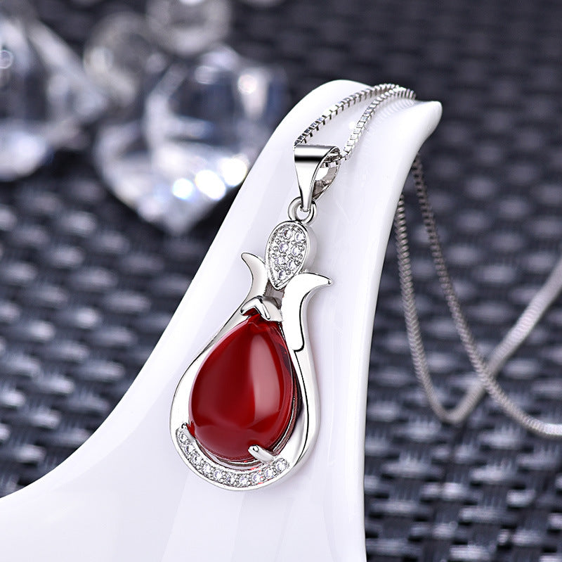 Damen verspielt eleganter Anhänger aus grünem Jade mit Zirkonia-Besatz Shop Nory
