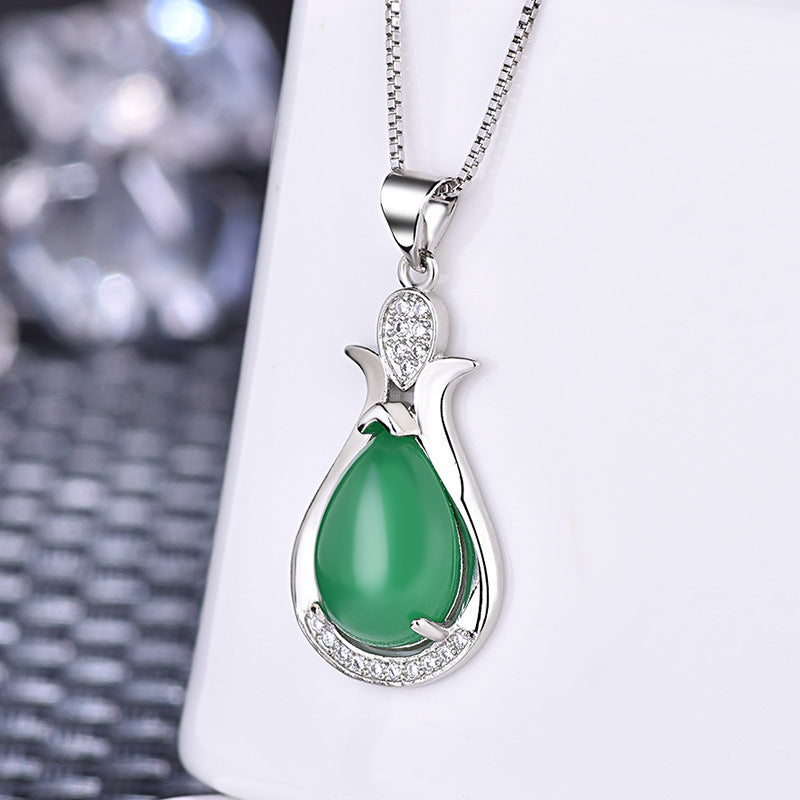 Damen verspielt eleganter Anhänger aus grünem Jade mit Zirkonia-Besatz Shop Nory