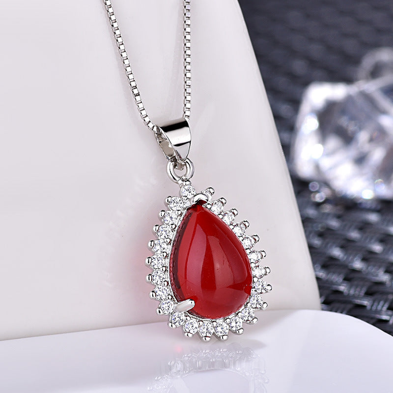 Damen Elegante Halskette mit tropfenförmigem Jade-Anhänger und Zirkonia Shop Nory
