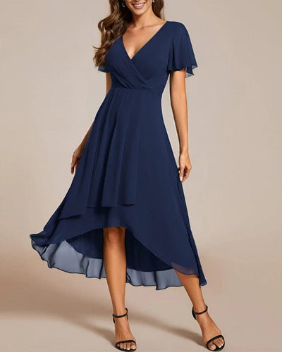 Kleid mit V-Ausschnitt und Rüschenärmeln