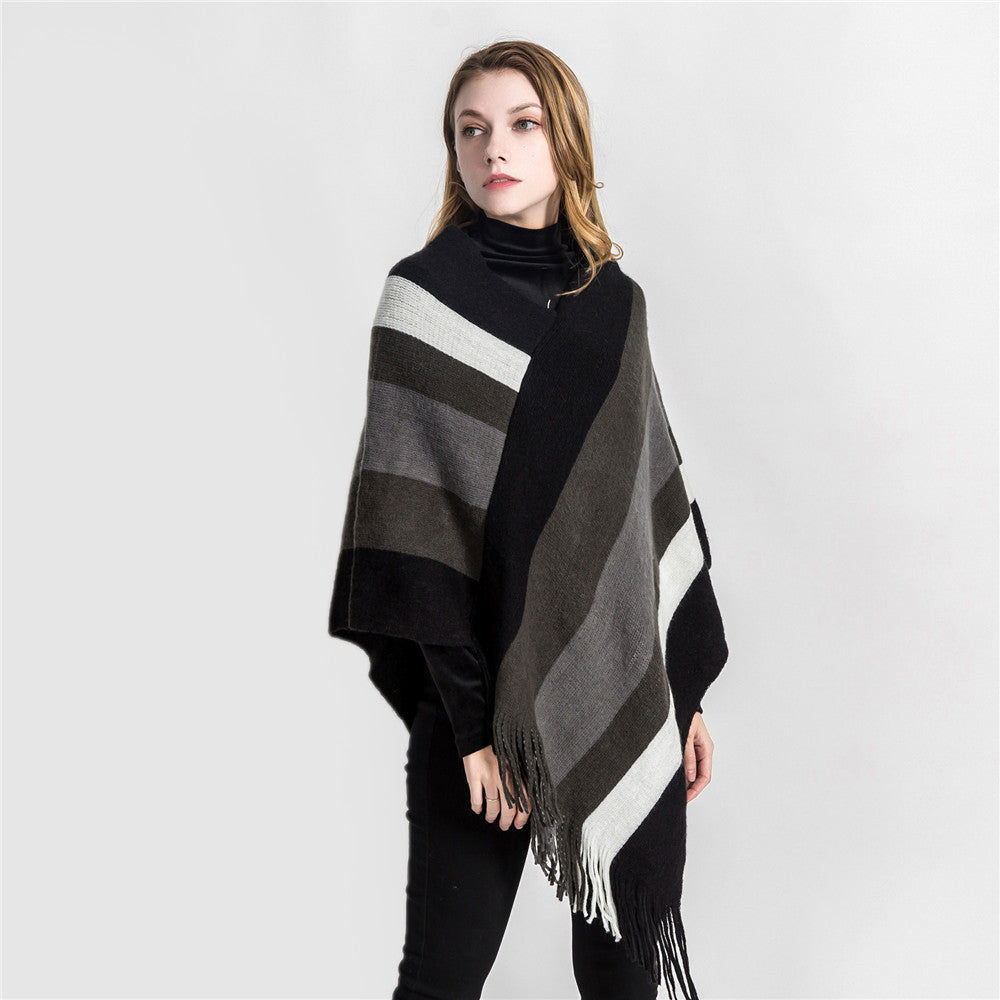 Damen Oversize‑Strickruana mit Fransensaum und diagonaler Blockstreifen‑Optik Shop Nory