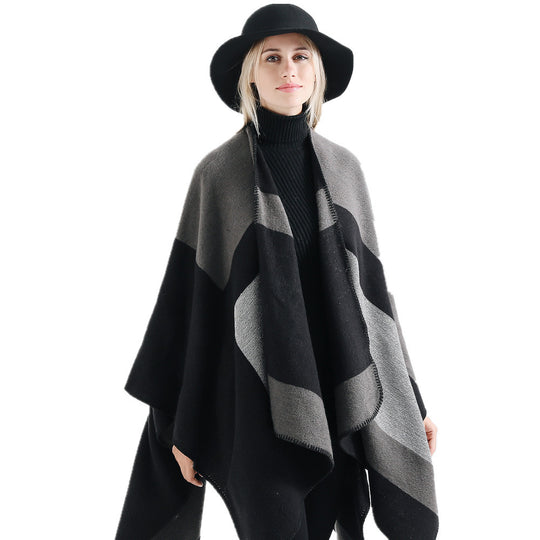 Damen Oversize‑Ruana‑Poncho aus Wollmix mit geometrischem Blockjacquard und V‑Ausschnitt Shop Nory