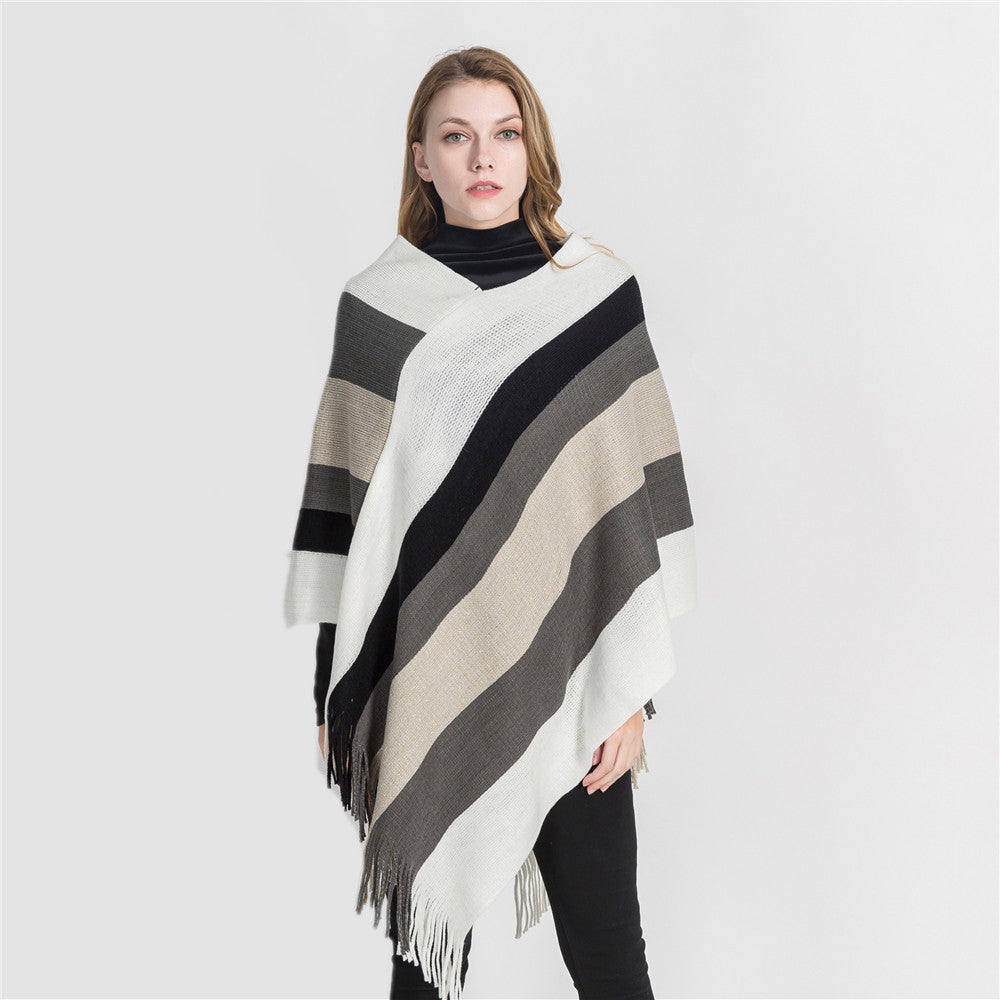 Damen Oversize‑Strickruana mit Fransensaum und diagonaler Blockstreifen‑Optik Shop Nory