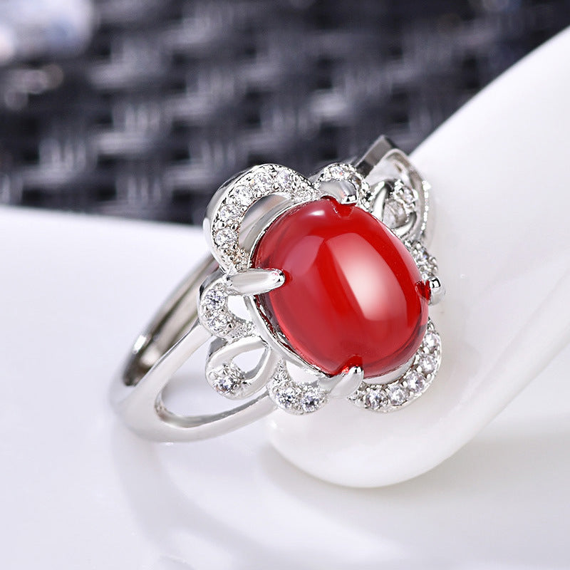 Damenring mit rotem Edelstein in kunstvollem Design und funkelndem Zirkonia-Besatz Shop Nory