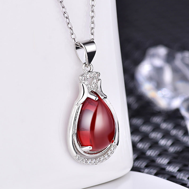 Damen elegante Halskette mit tropfenförmigem Jade-Anhänger und filigranen Zirkonia-Besatz Shop Nory