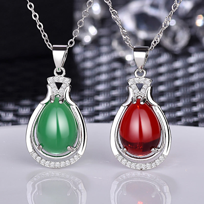 Damen elegante Halskette mit tropfenförmigem Jade-Anhänger und filigranen Zirkonia-Besatz Shop Nory