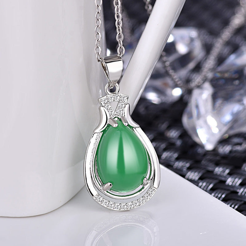 Damen elegante Halskette mit tropfenförmigem Jade-Anhänger und filigranen Zirkonia-Besatz Shop Nory