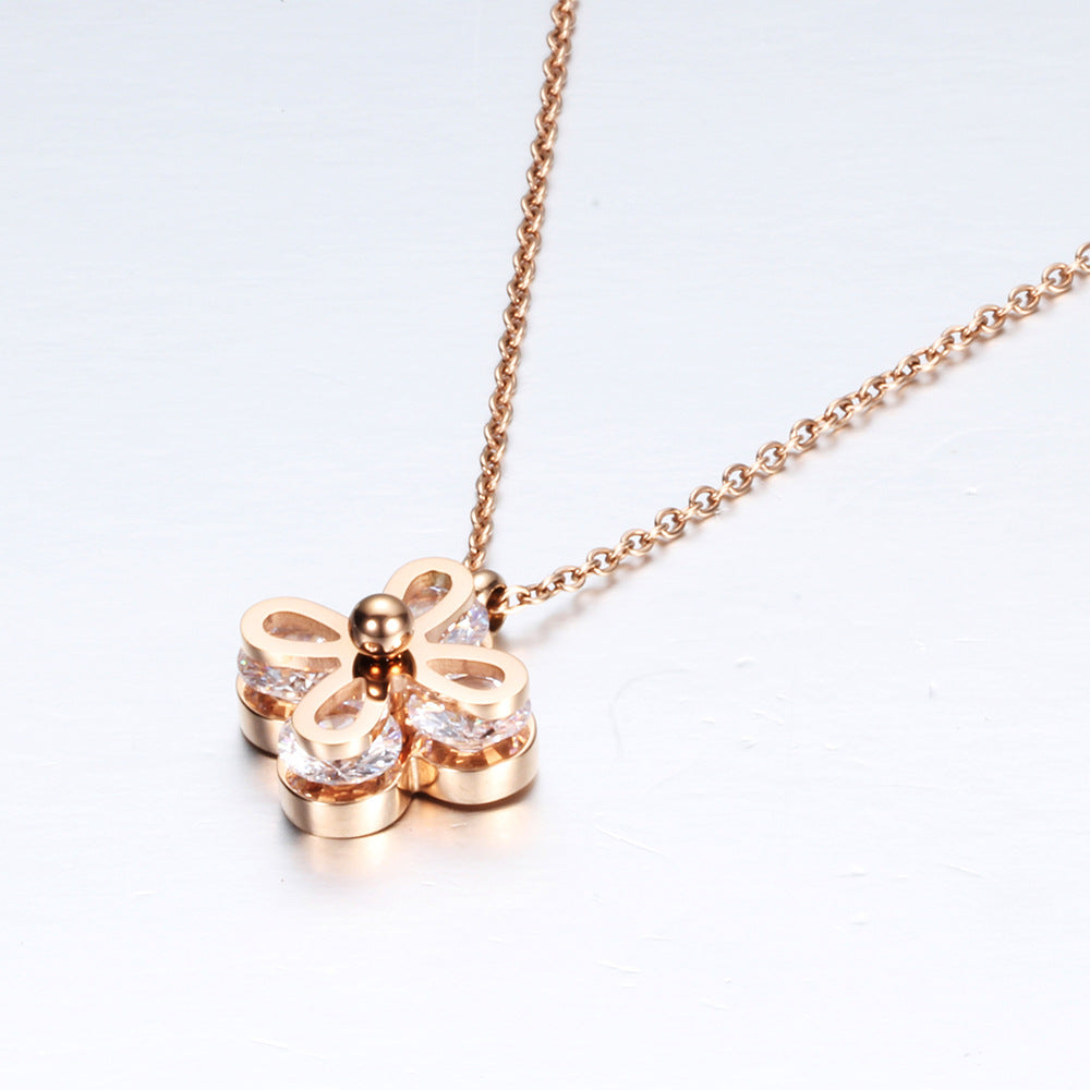 Damen Halskette mit floralem Anhänger und funkelnden Kristallen Shop Nory