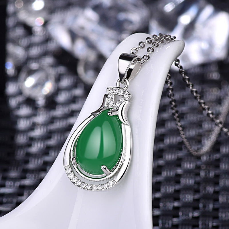 Damen elegante Halskette mit tropfenförmigem Jade-Anhänger und filigranen Zirkonia-Besatz Shop Nory