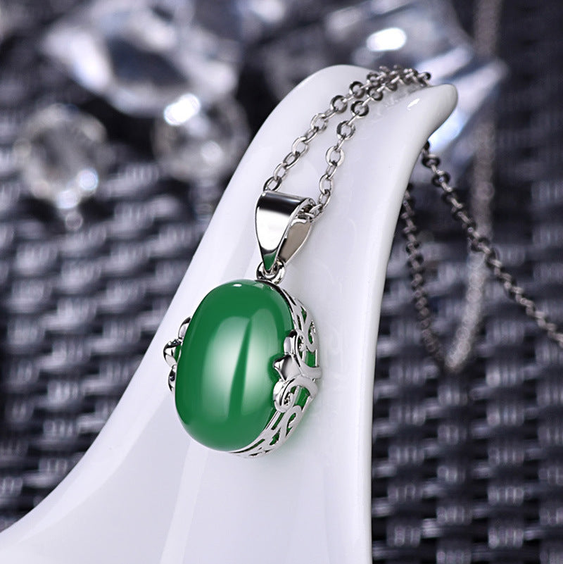 Damen Halskette mit hochwertigem Jade-Anhänger und detaillierter Silberfassung Shop Nory