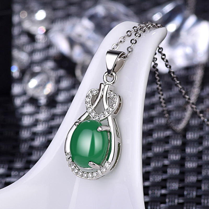 Damen Halskette mit elegantem Jade-Anhänger und funkelndem Zirkonia-Besatz Shop Nory