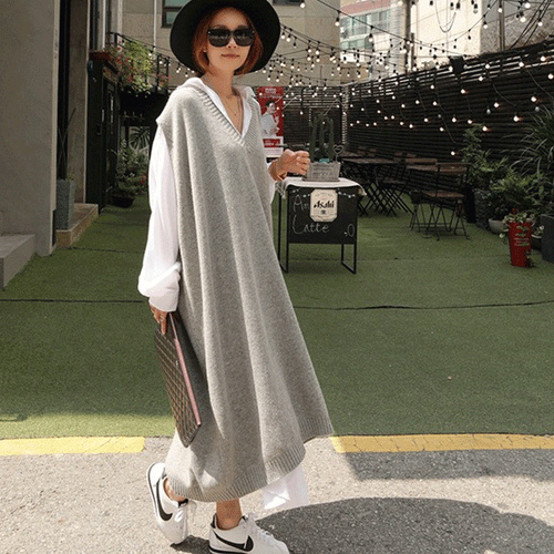 Damen Oversize Strick-Maxikleid im Weste-Look mit tiefem V-Ausschnitt und seitlichen Schlitzen Shop Nory