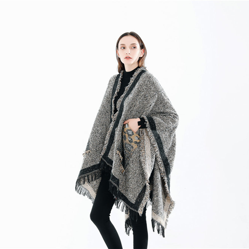 Damen Oversize-Ruana-Poncho im wolligen Mix mit Fransen und Kontrastkante Shop Nory