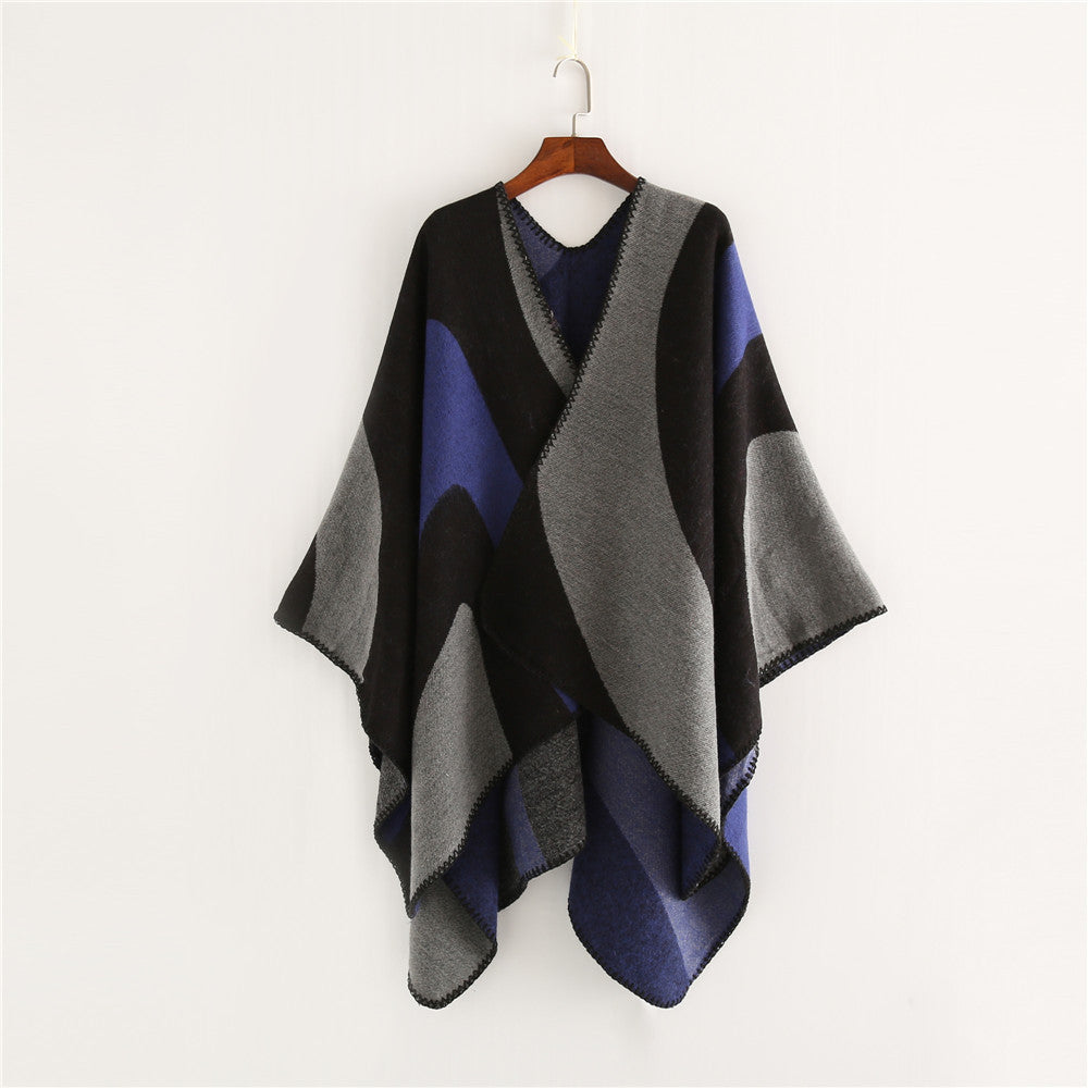 Damen Weichfallender Cape‑Überwurf im Oversize‑Ruana‑Stil mit kontrastierenden Rundflächen und Zierkettnaht Shop Nory