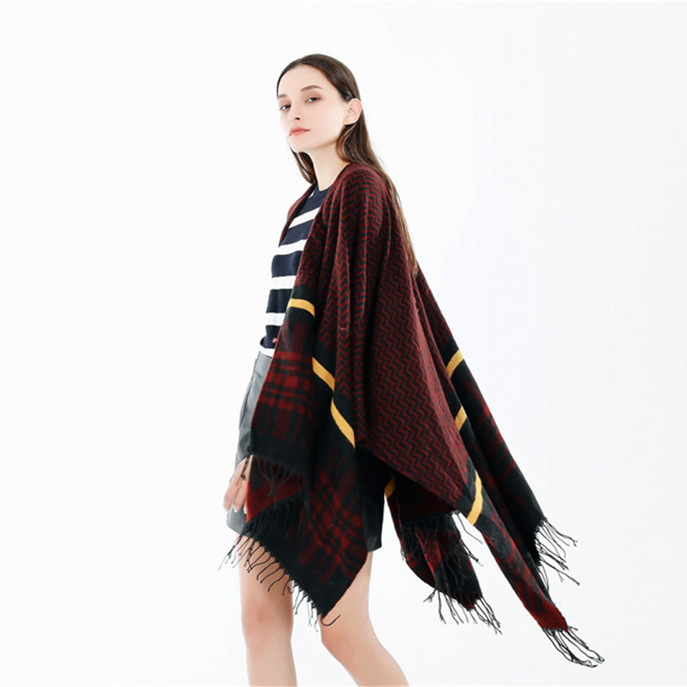 Damen Oversize-Umhangponcho aus Wollmix mit Karomuster, Zickzackjacquard und Fransensaum Shop Nory