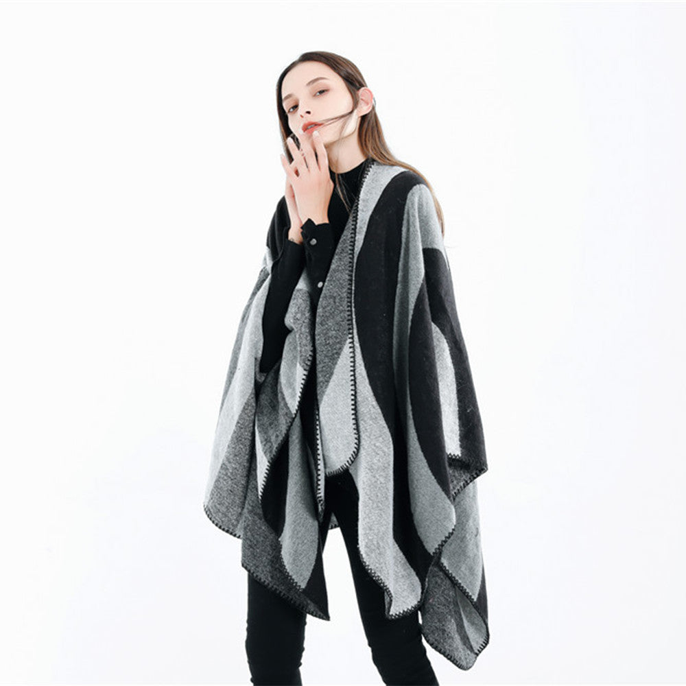 Damen Weichfallender Cape‑Überwurf im Oversize‑Ruana‑Stil mit kontrastierenden Rundflächen und Zierkettnaht Shop Nory