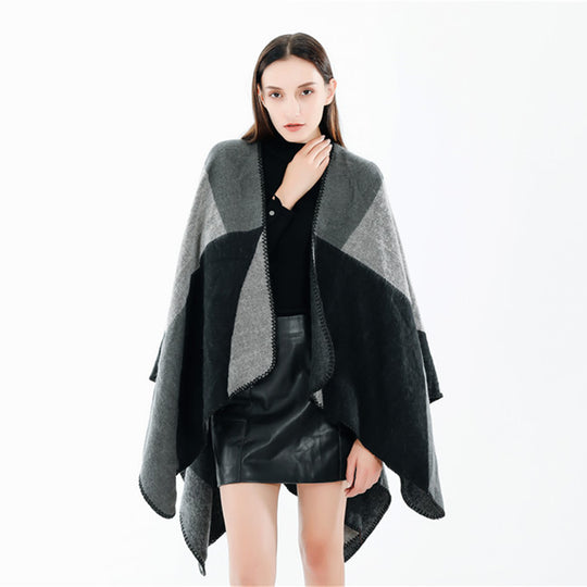 Damen Weichfallender Cape‑Überwurf im Oversize‑Ruana‑Stil mit kontrastierenden Rundflächen und Zierkettnaht Shop Nory