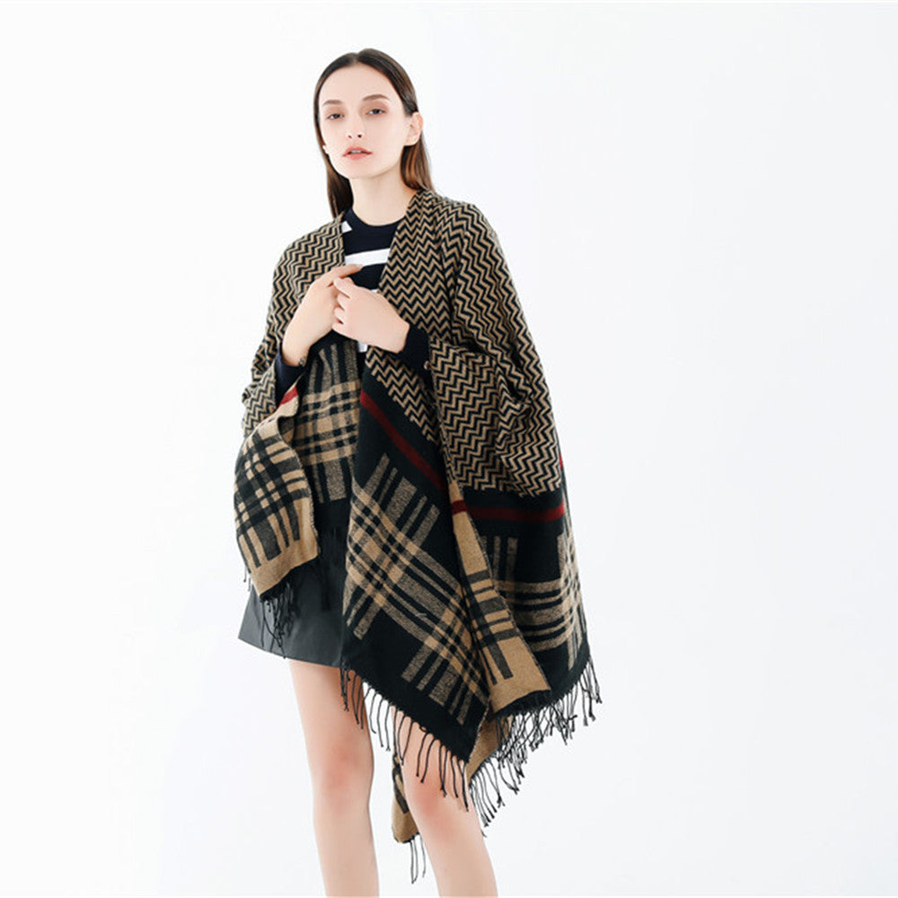 Damen Oversize-Umhangponcho aus Wollmix mit Karomuster, Zickzackjacquard und Fransensaum Shop Nory