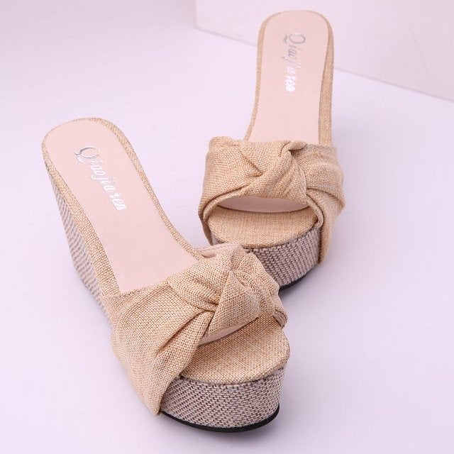 Damen nan Keil-Pantolette mit hohem Bast-Plateau und gedrehtem Textilriemen
