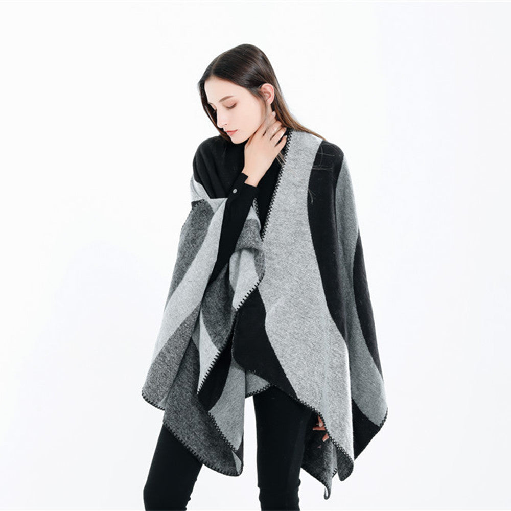 Damen Weichfallender Cape‑Überwurf im Oversize‑Ruana‑Stil mit kontrastierenden Rundflächen und Zierkettnaht Shop Nory
