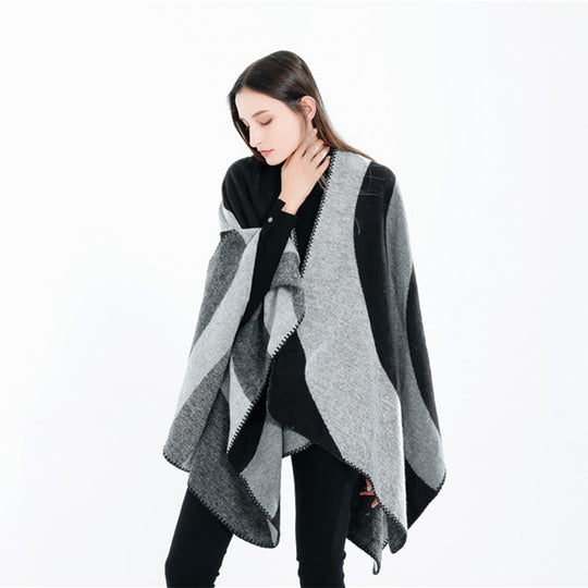 Damen Weichfallender Cape‑Überwurf im Oversize‑Ruana‑Stil mit kontrastierenden Rundflächen und Zierkettnaht Shop Nory