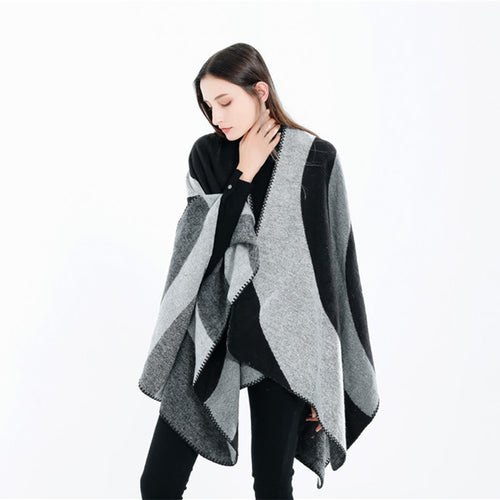 Damen Weichfallender Cape‑Überwurf im Oversize‑Ruana‑Stil mit kontrastierenden Rundflächen und Zierkettnaht Shop Nory