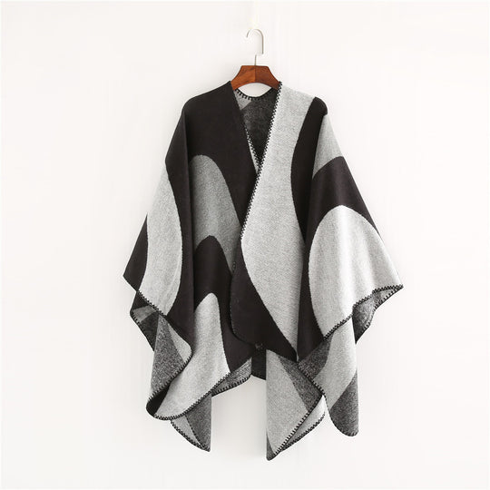 Damen Weichfallender Cape‑Überwurf im Oversize‑Ruana‑Stil mit kontrastierenden Rundflächen und Zierkettnaht Shop Nory