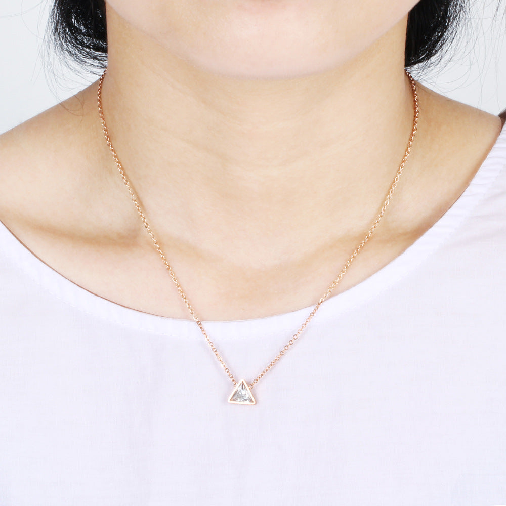Damen elegante Halskette mit dreieckigem Kristallanhänger Shop Nory