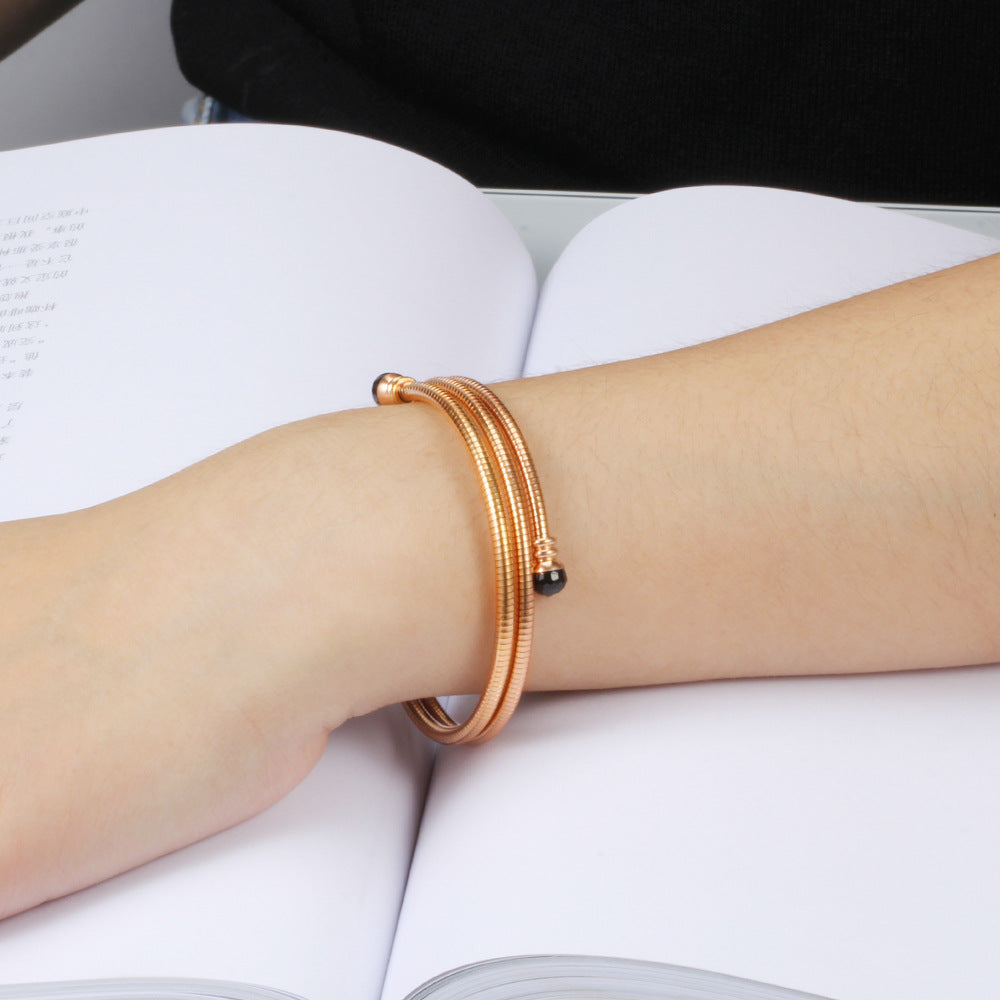 Damen Armreif mit elegantem, geschwungenem Design und funkelnden Akzenten Shop Nory