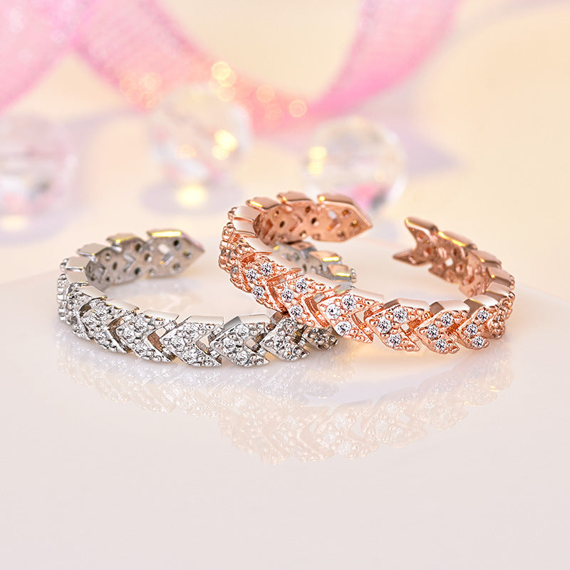 Damen Offener Ring mit kunstvollem Zopfdesign und funkelnden Zirkonia Shop Nory