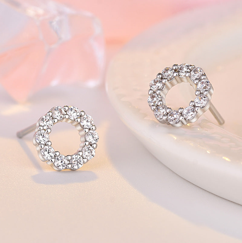 Damen Ohrstecker mit funkelndem Kristalldesign und eleganter Zirkonia-Verzierung Shop Nory