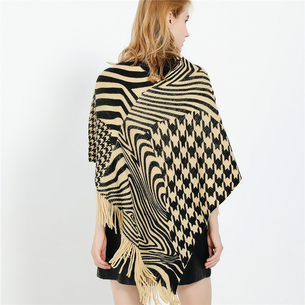 Damen Fransen-Poncho im Oversize mit grafischem Jacquard und asymmetrischem Zipfelsaum Shop Nory