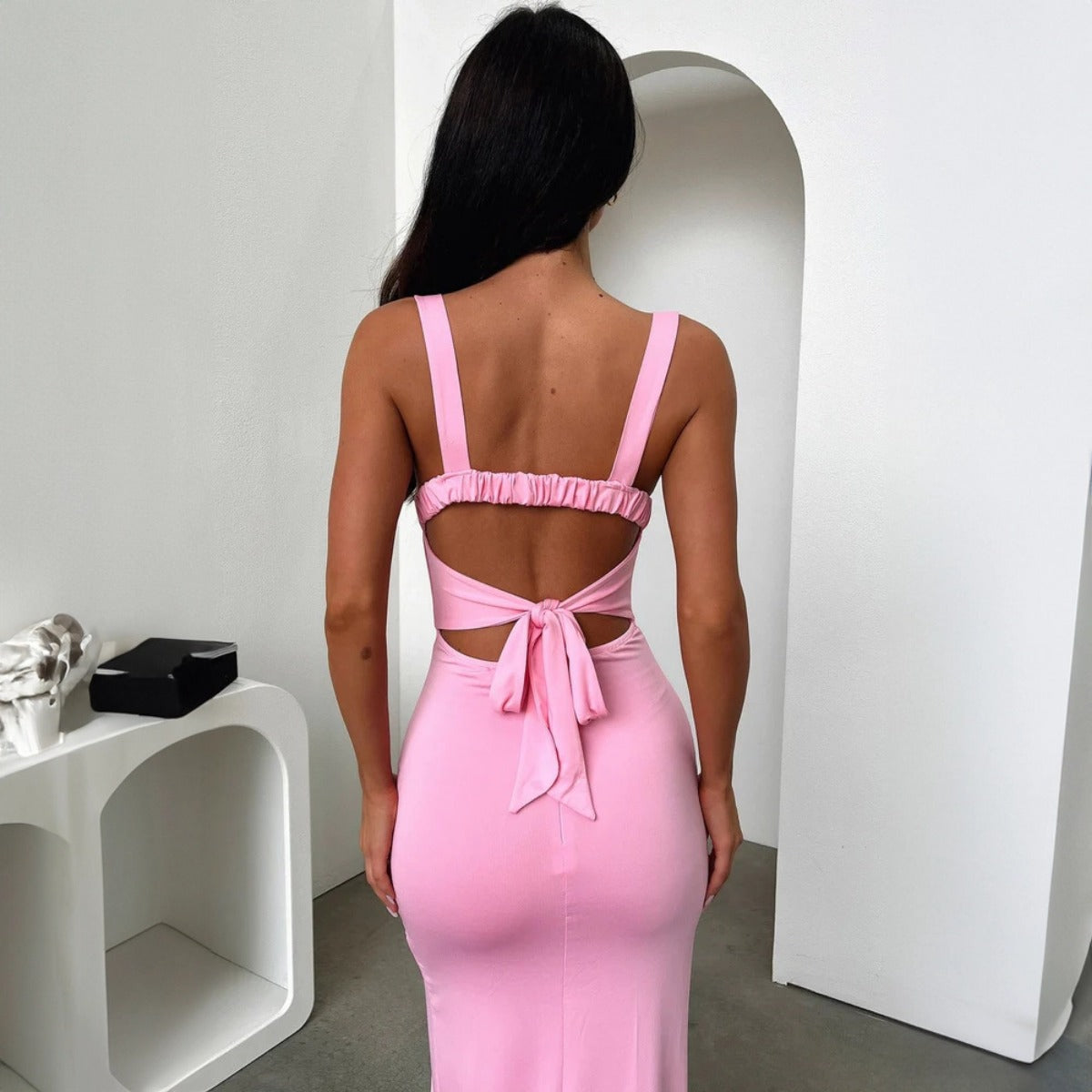 Kleid mit geteilten Neckholder-Hosenträgern